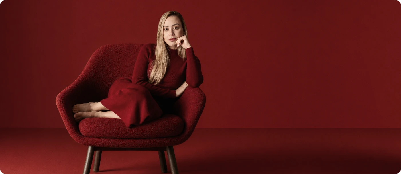 Dra. Francielly em uma poltrona vermelha